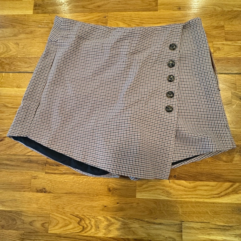 Plaid MEDIUM skirt with buttons and side zipper boutique brand SADIE AND SAGE